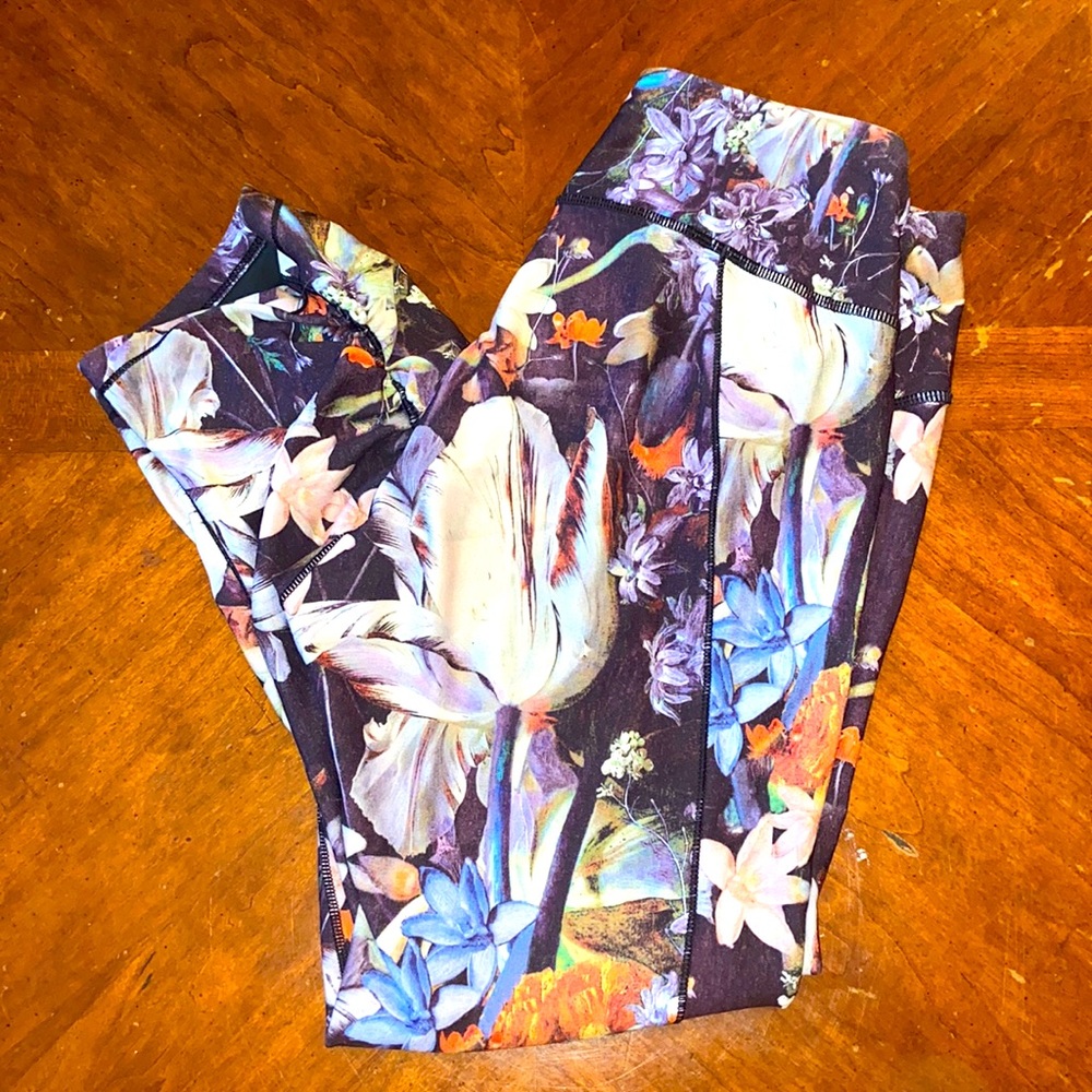 Calia by Carrie Underwood medium cropped leggings